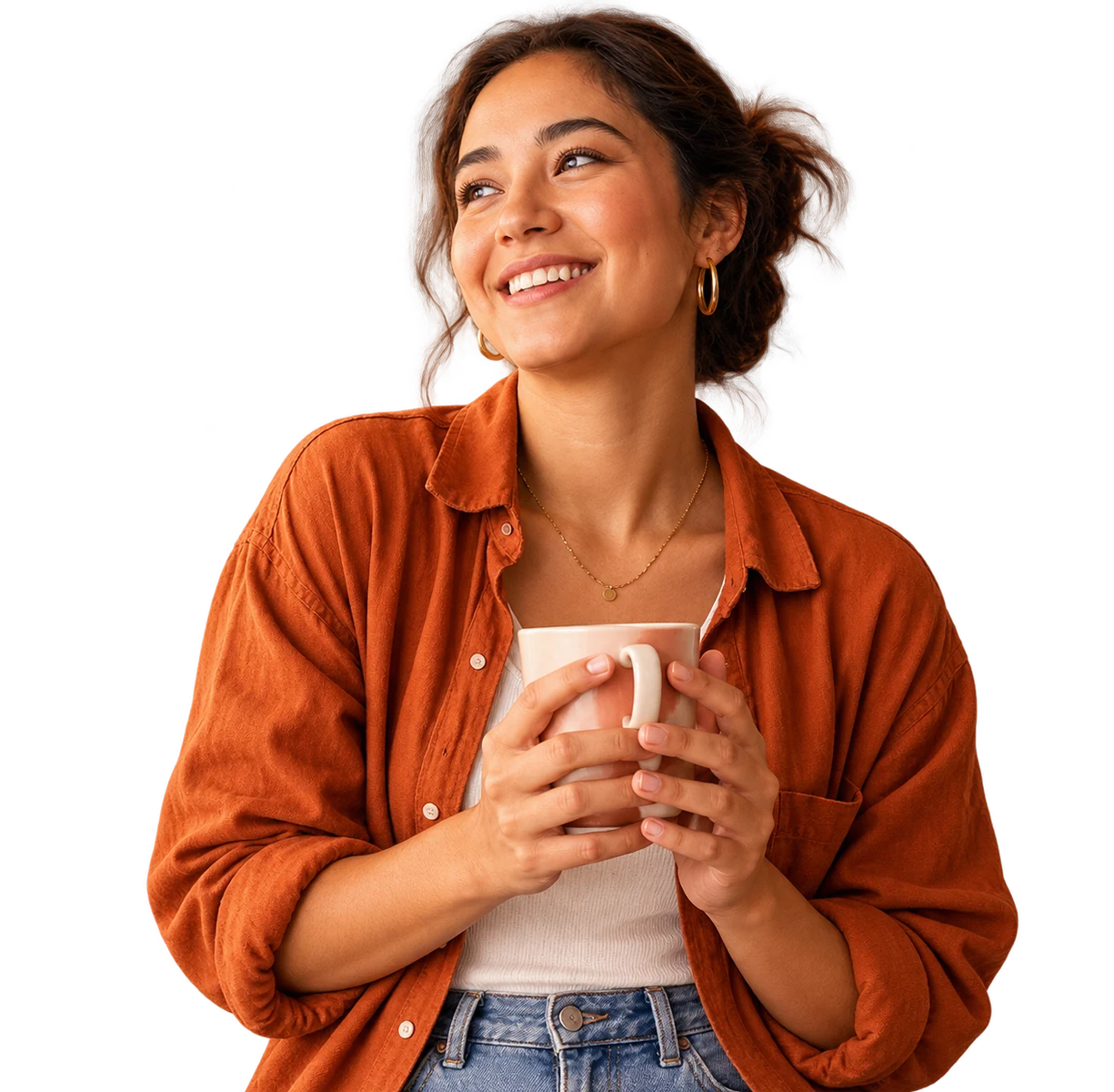 Modelo sorridente com camisa terracota, segurando uma chávena